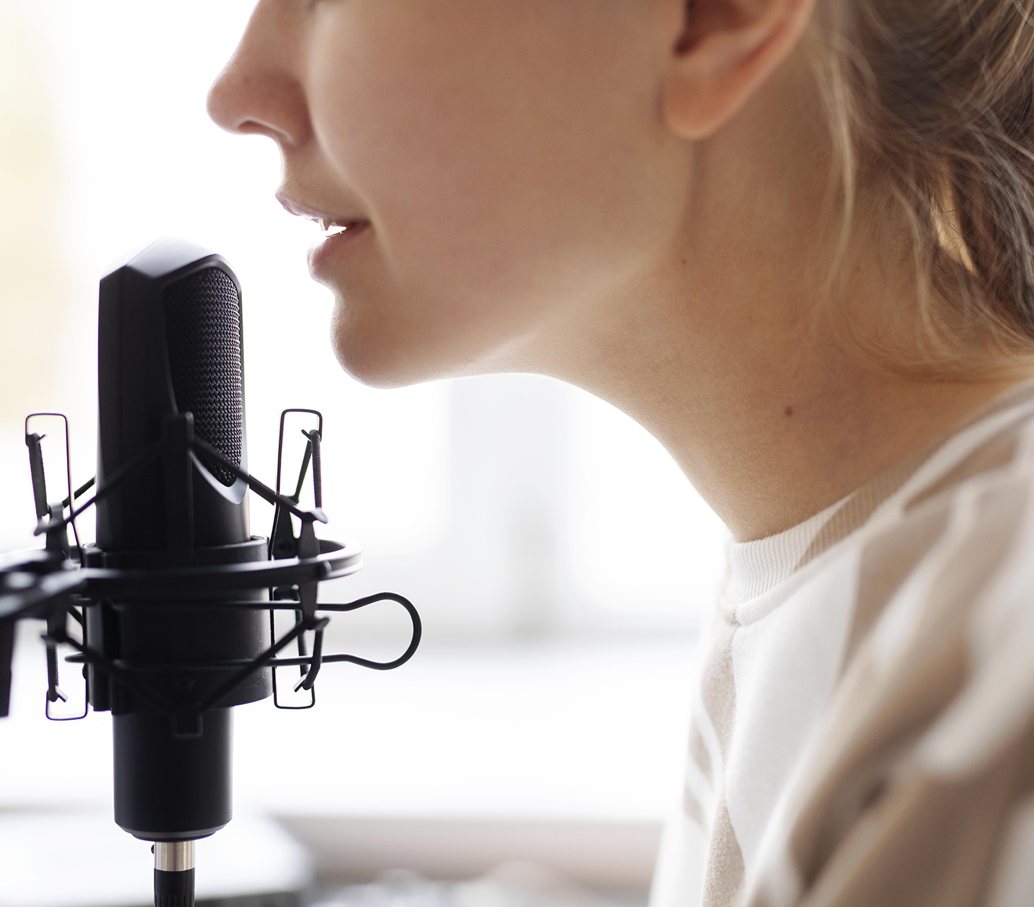 close-up-woman-with-microphone